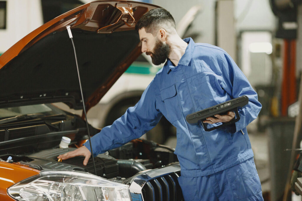 garagiste vérifiant une voiture