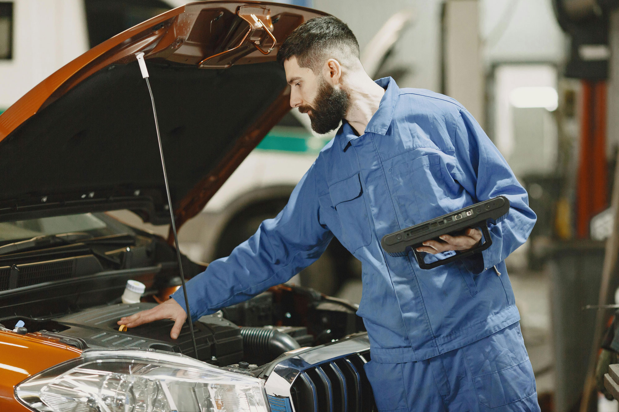 garagiste vérifiant une voiture